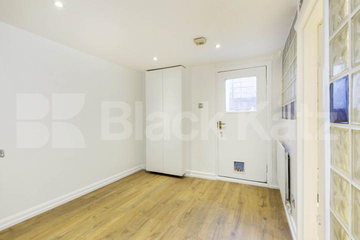Rent includes gas electric & water - mins to tube and shops   Parkway, Camden / Regents Park